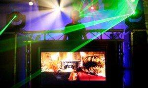 VJ i full setting: lys, laser og skjerm foran DJ-pulten